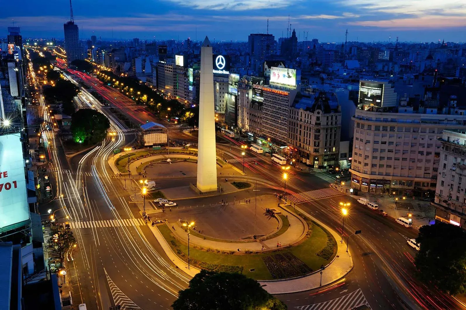 Night-view-obelisk-Buenos-Aires